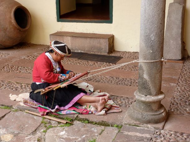 1024px-Traditionnal_peruvian_weaving_-_Cuzco_-_Peru (1)