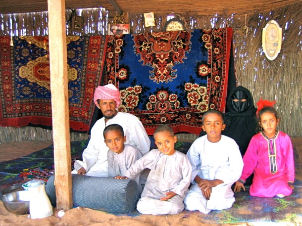Bedouin_family-Wahiba_Sands