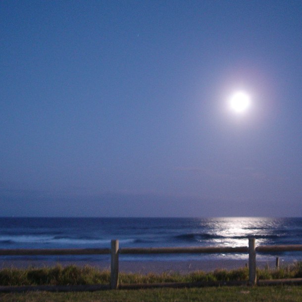 Full moon beach sq