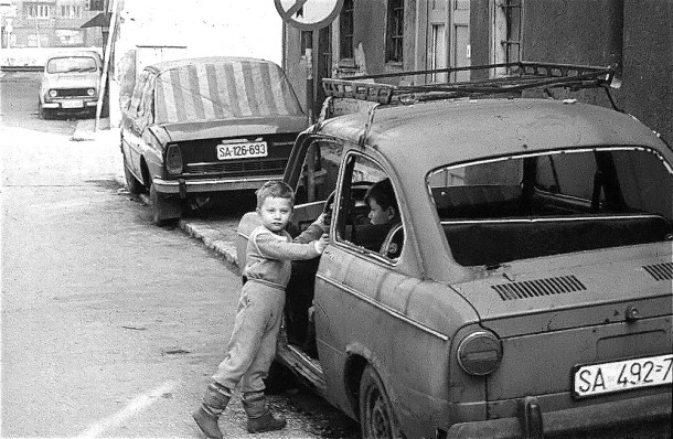 Sarajevo_Children_BlueCar