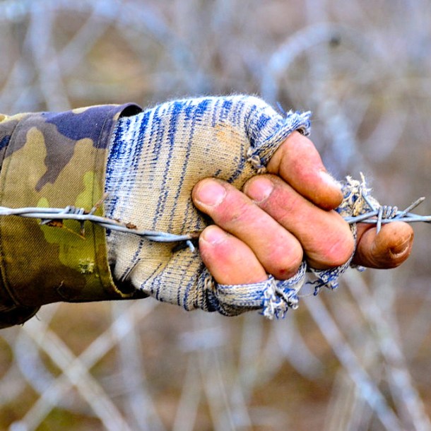 Soldier w barbed wire FI