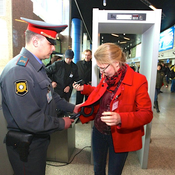 902535 22.04.2011 Сотрудник правоохранительных органов производит досмотр пассажиров в международном аэропорту Владивостока. Виталий Аньков/РИА Новости