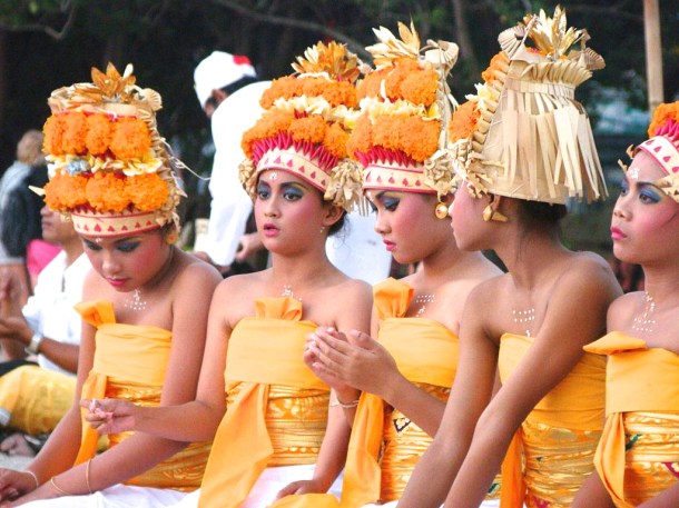Girls_in_traditional_Hindu_dress_in_Bali_Indonesia 2