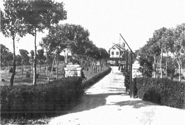 The front entryway of John E. Madden's farm Hamburg Place in Lexington, Kentucky as it appeared in 1911.