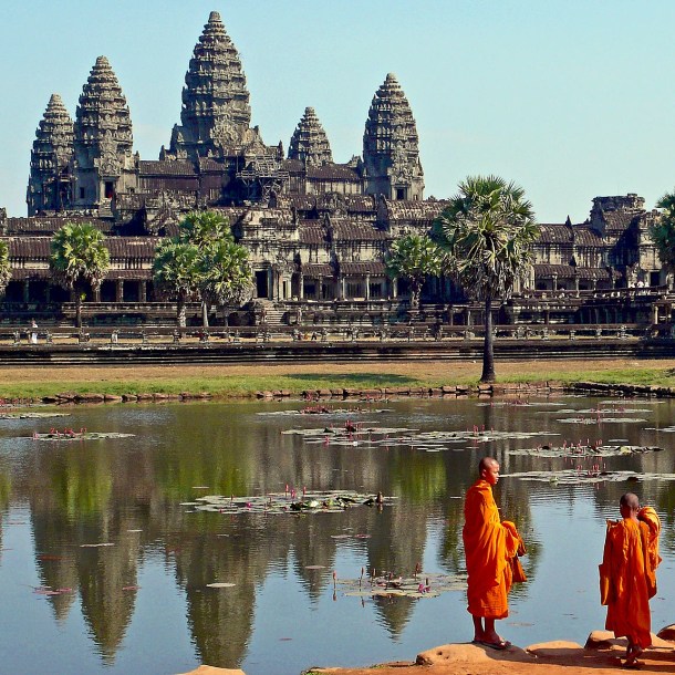 buddhist_monks_in_front_of_the_angkor_wat-2